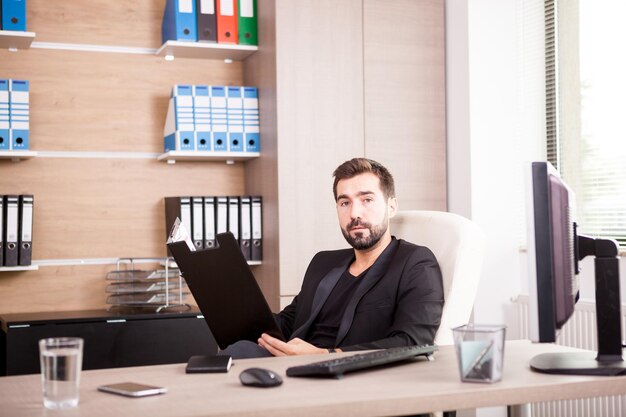 Porträt des professionellen Geschäftsmannes, der in seinem Büro arbeitet. Kaufmann im beruflichen Umfeld