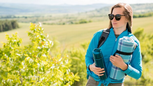 Porträt des Reisenden mit der Sonnenbrille, die weg schaut