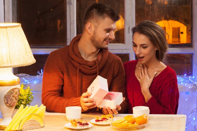 Porträt des romantischen Paares am Valentinstagessen