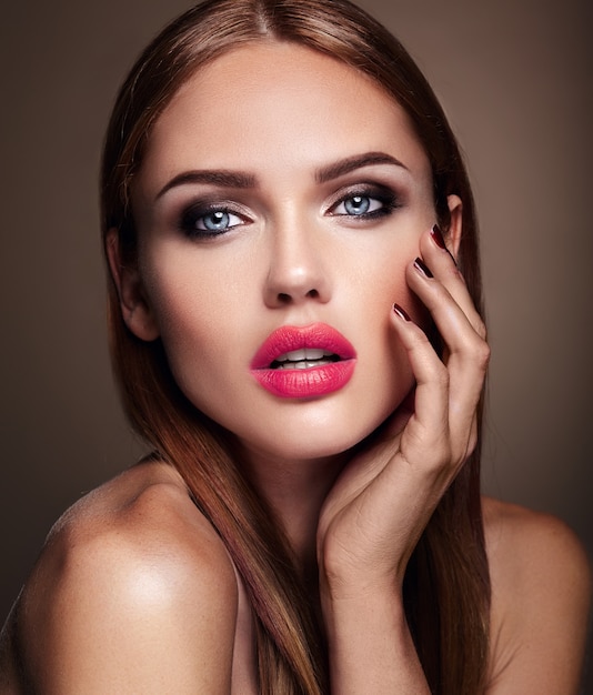Porträt des schönen Mädchenmodells mit Abendmake-up und romantischer Frisur. rote Lippen