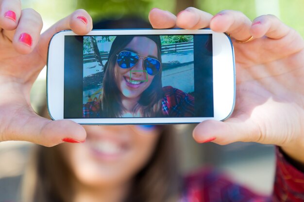 Porträt des schönen Mädchens ein Selfie mit Handy in