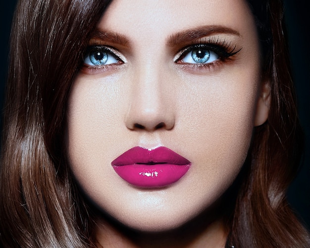 Kostenloses Foto porträt des schönen sexy stilvollen kaukasischen modells der jungen frau mit den rosa natürlichen lippen