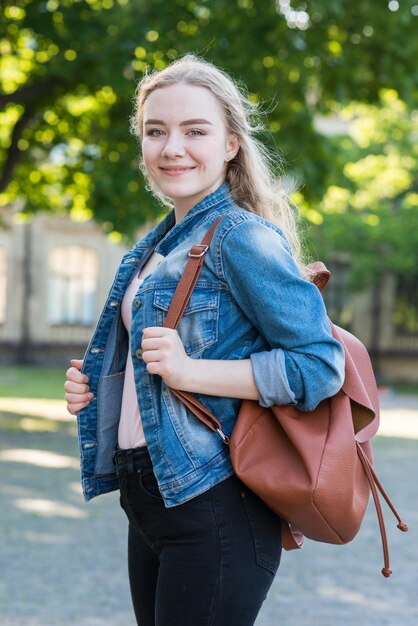 Porträt des Schulmädchens mit Tasche