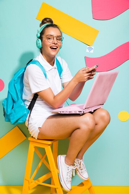 Porträt des Schulmädchens studierend mit Laptop