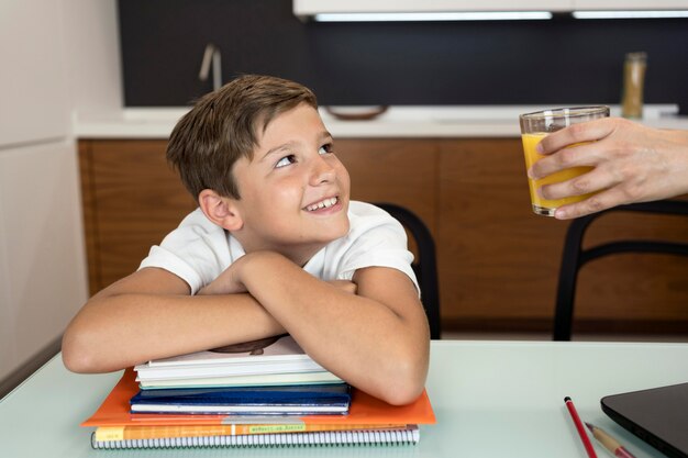 Porträt des Smiley-Jungen, der seine Mutter ansieht