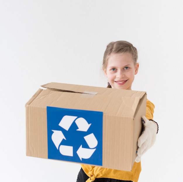 Porträt des Smiley-Mädchens, das Recyclingbox hält