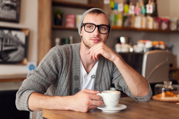 Porträt des stilvollen Mannes am Café