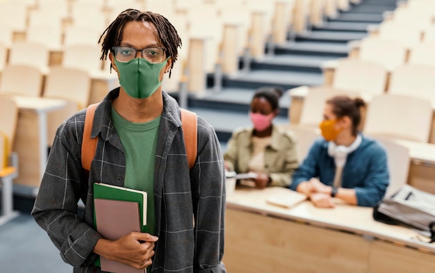 Porträt des Studenten, der medizinische Maske trägt