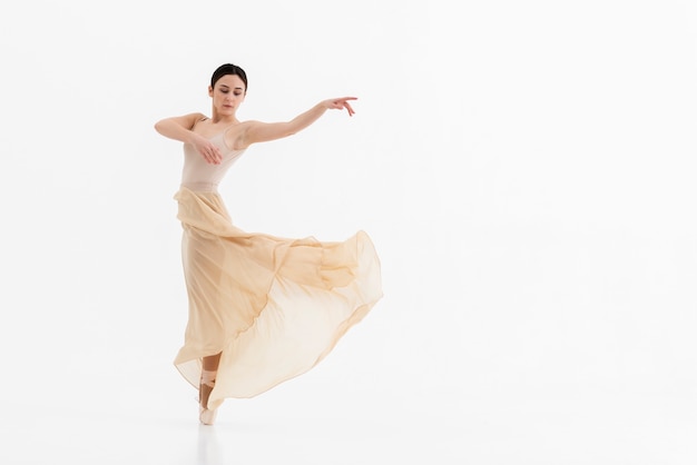 Kostenloses Foto porträt des tanzenden balletts der jungen frau
