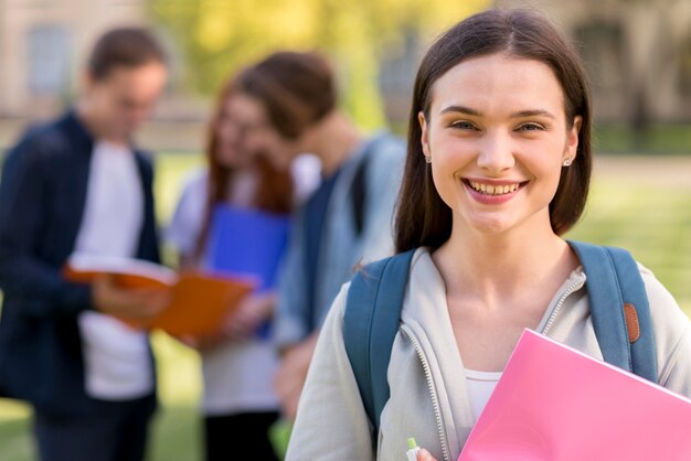 Porträt des Teenagers glücklich, wieder an der Universität zu sein