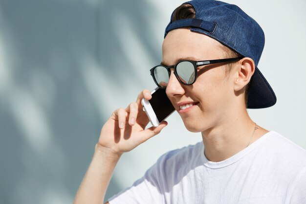 Porträt des Teenagers mit Sonnenbrille und Mütze