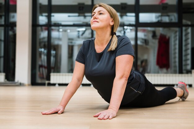 Porträt des Trainings der erwachsenen Frau