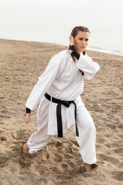 Kostenloses Foto porträt des trainings des jungen mädchens im freien