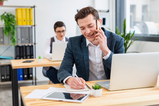 Porträt des Unternehmers, der am Telefon spricht