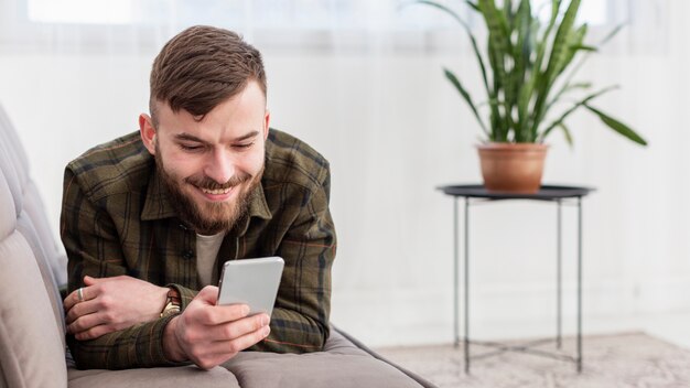 Porträt des Unternehmers, der Handy durchsucht