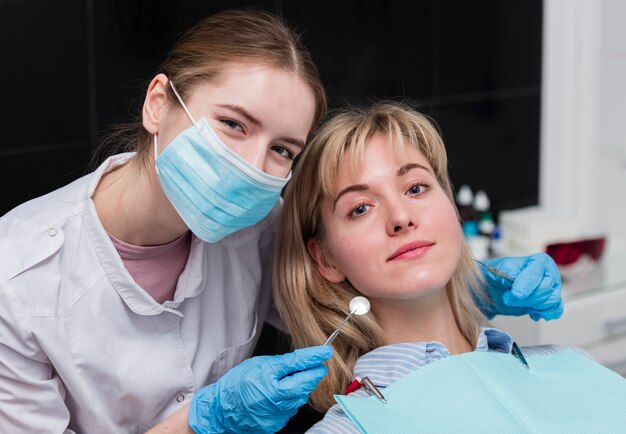 Porträt des Zahnarztes mit Patienten