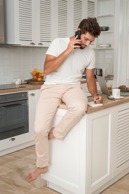 Kostenloses Foto porträt des zufälligen mannes, der am telefon spricht