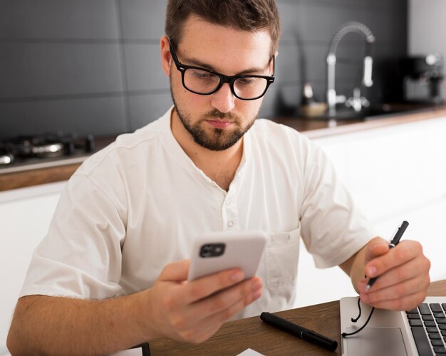 Porträt des zufälligen Mannes, der von zu Hause aus arbeitet