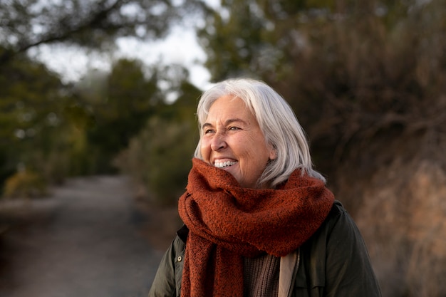 Porträt einer älteren Frau für ein Abenteuer in der Natur