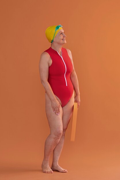 Porträt einer älteren Frau in Badeanzug und Board