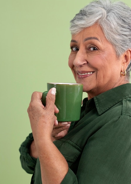 Kostenloses Foto porträt einer älteren frau mit tasse