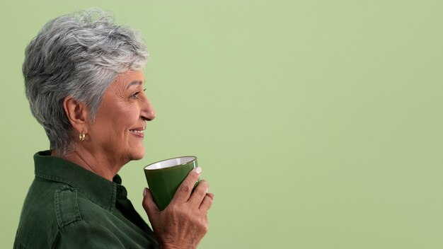 Porträt einer älteren Frau mit Tasse