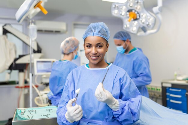 Porträt einer afroamerikanischen Chirurgin, die im Operationssaal steht und bereit ist, an einem Patienten zu arbeiten Weibliche medizinische Arbeiterin in chirurgischer Uniform im Operationssaal