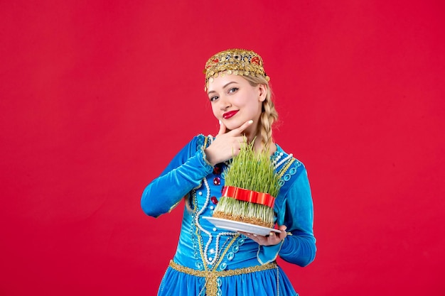 Porträt einer aserbaidschanischen Frau in traditioneller Kleidung mit Semeni Studio schoss roten Hintergrund Konzept Urlaub Frühling ethnischen