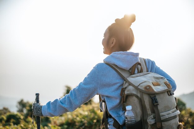 Porträt einer asiatischen jungen Touristenfrau wandert auf der Spitze der Montage und blickt auf eine wunderschöne Landschaft mit Kopierraum Reisen Lifestyle Fernweh Abenteuer Konzept Urlaub im Freien