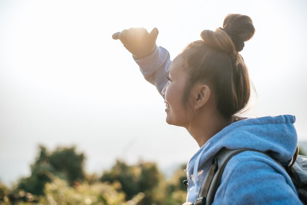 Porträt einer asiatischen jungen Touristenfrau wandert auf der Spitze der Montage und blickt auf eine wunderschöne Landschaft mit Kopierraum Reisen Lifestyle Fernweh Abenteuer Konzept Urlaub im Freien