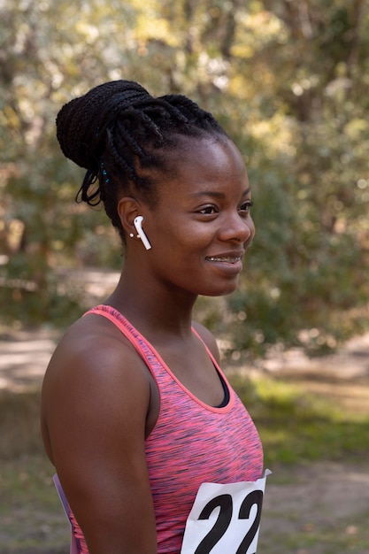 Kostenloses Foto porträt einer athletischen frau, die an einem langlauf teilnimmt