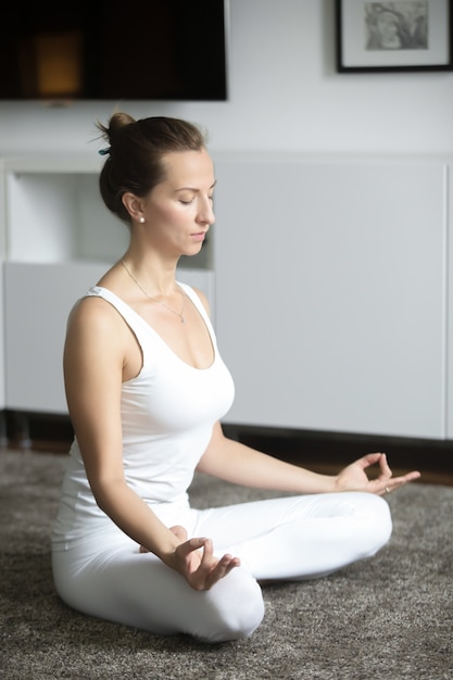 Porträt einer attraktiven Frau bei Lotus Pose