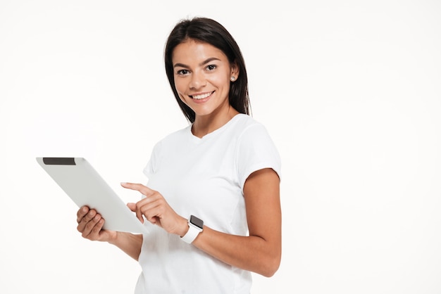 Porträt einer attraktiven jungen Frau, die Tablet-Computer hält
