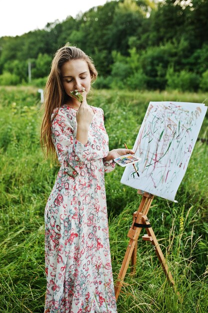 Porträt einer attraktiven jungen Frau in langer Kleidermalerei mit Aquarell in der Natur