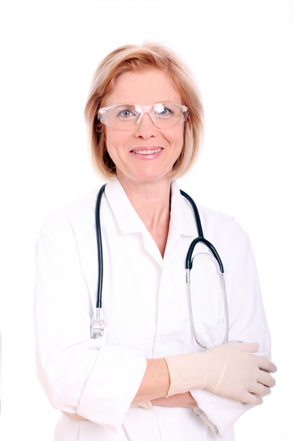 Porträt einer attraktiven jungen Ärztin im weißen Mantel.