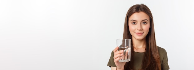 Porträt einer attraktiven kaukasischen lächelnden Frau, die auf weißem Studioaufnahme-Trinkwasser isoliert ist