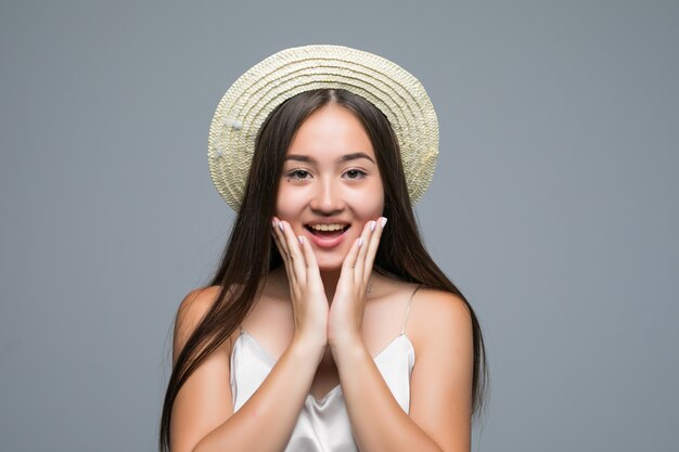 Porträt einer aufgeregten asiatischen Frau, die Kamera über grauem Hintergrund betrachtet
