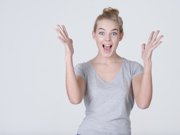 Porträt einer aufgeregten Frau mit positiven Emotionen - auf weißem Hintergrund