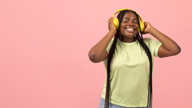 Porträt einer ausdrucksstarken afroamerikanischen Frau, die Musik hört