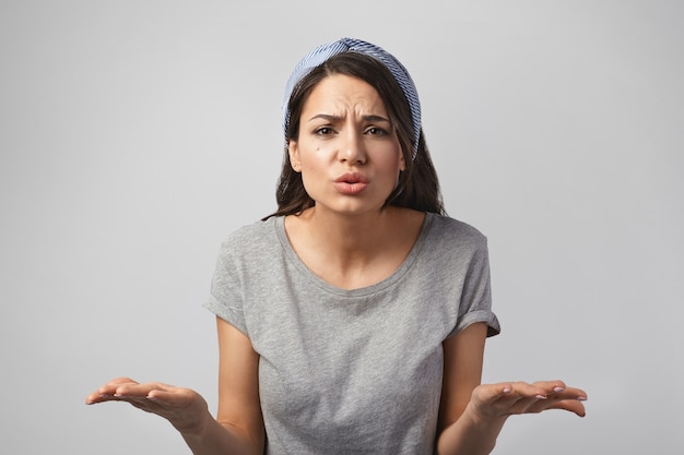 Kostenloses Foto porträt einer ausdrucksstarken frau, die im studio posiert