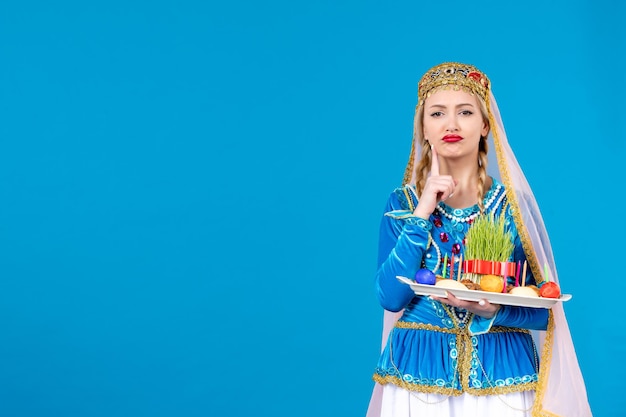 Porträt einer azerinischen Frau in traditioneller Kleidung mit Xonca Studio schoss blauem Hintergrund Tänzer ethnischen Frühling novruz