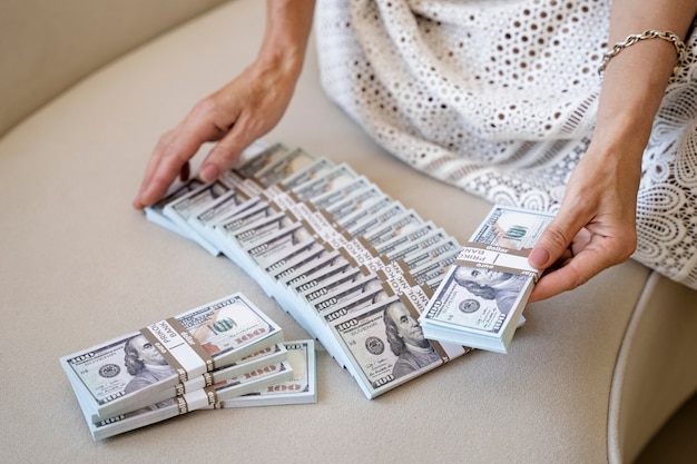 Kostenloses Foto porträt einer blonden reichen frau mittleren alters mit banknoten