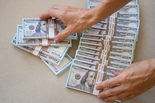 Porträt einer blonden reichen Frau mittleren Alters mit Banknoten