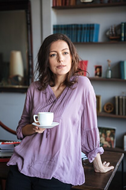Porträt einer entspannten reifen Frau, die Tasse Kaffee hält