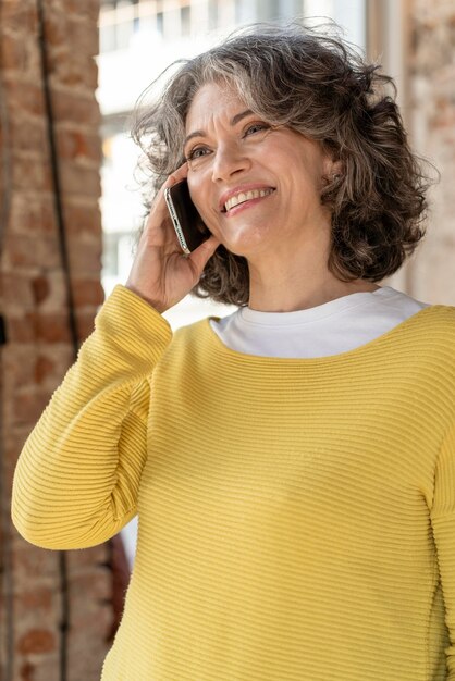 Porträt einer Frau, die am Handy spricht