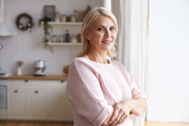 Porträt einer Frau, die im Haus aufwirft