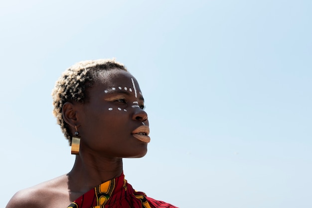 Porträt einer Frau, die in traditioneller afrikanischer Kleidung im Freien posiert