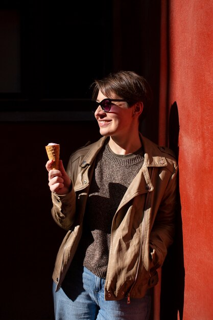Porträt einer Frau im Freien mit Eistüte