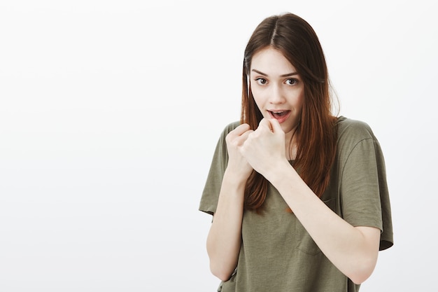 Porträt einer Frau in einem dunkelgrünen T-Shirt