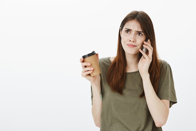 Porträt einer Frau in einem dunkelgrünen T-Shirt